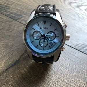 • Men’s Leather Band Fossil Watch •